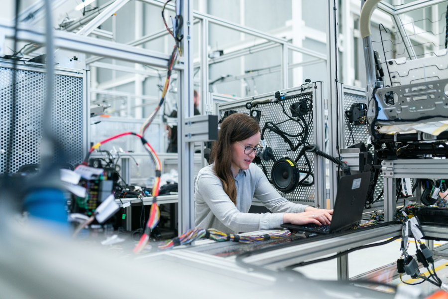 How AI-Driven Robots Work in Factories
